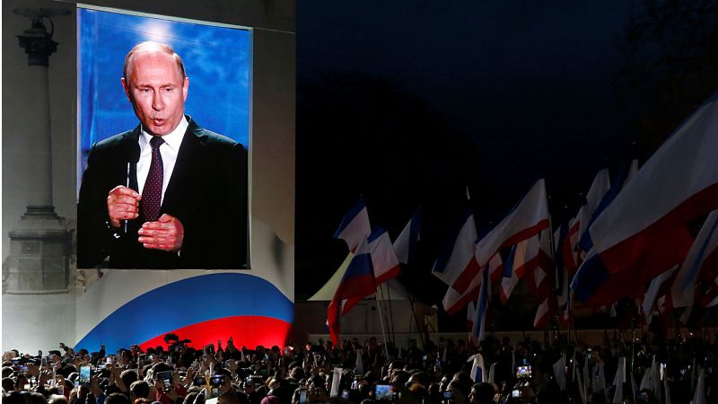 Putin hace campaña en Crimea en medio del terremoto con Londres