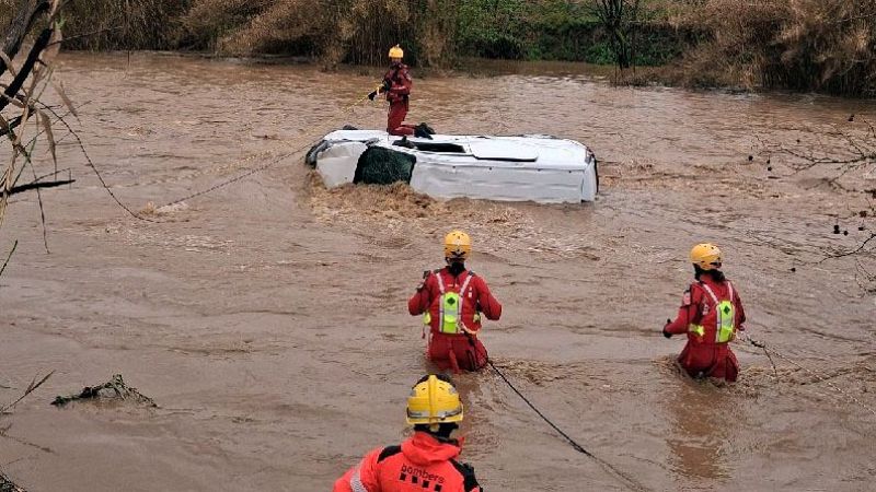 Buscan en el r�o Mogent al conductor de un coche ca�do a una riera en Llinars del Vall�s