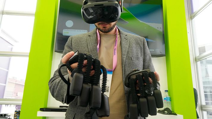 Hombre con gafas de realidad virtual en el Mobile World Congress 2026