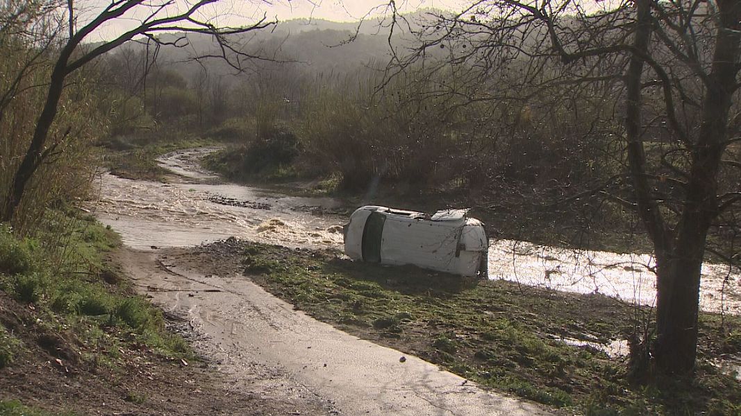 La furgoneta arrossegada per l'aigua i el conductor de la qual busquen des de divendres