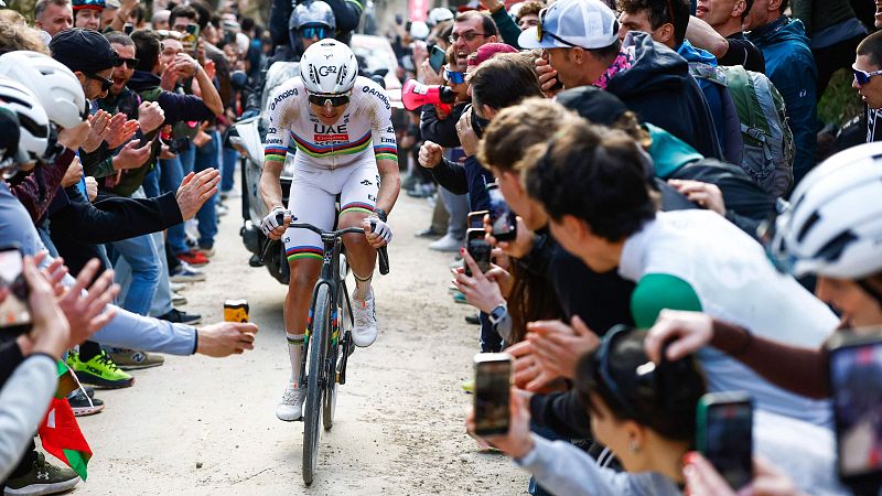 Tadej Pogacar estrena su temporada convirtiéndose en el rey de la Strade Bianche con su cuarta victoria