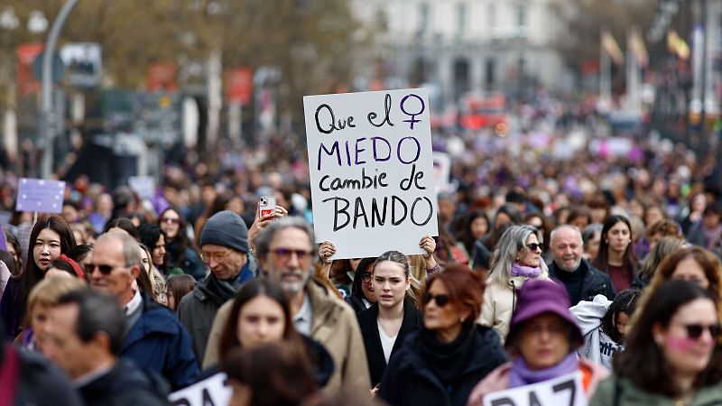 Miles de personas salen a la calle este 8M a favor de la igualdad real y la paz: "Que tiemble el fascismo, aquí está el feminismo"