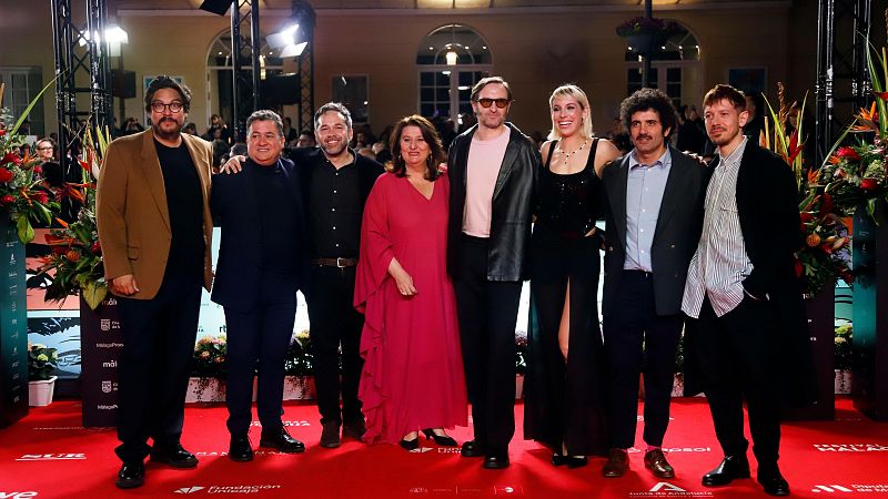 El equipo de la pel�cula, anoche tras la gala, en la alfombra roja de M�laga