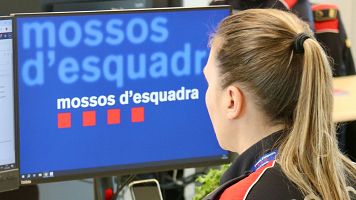 Una agent dels Mossos d'Esquadra treballant a una comissaria de Sabadell