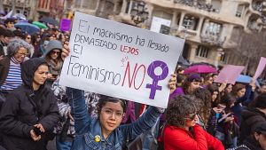 Una de les pancartes d'una de les assistents a la manifestaci� feminista convocada per l'Assemblea 8-M a Barcelona