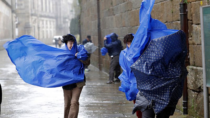 La borrasca 'Gisele' deja casi 300 incidencias en Galicia con ráfagas de viento de hasta 144 km/h