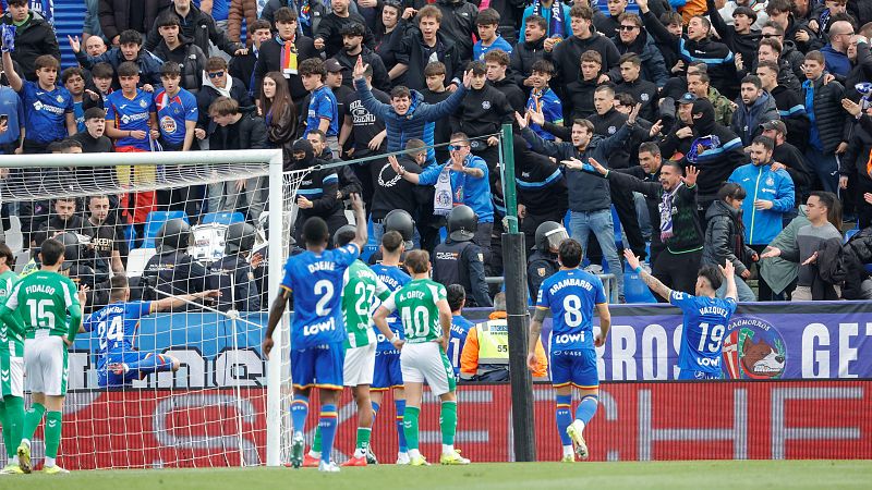 Un enfrentamiento entre ultras detiene el partido Getafe-Betis durante 5 minutos