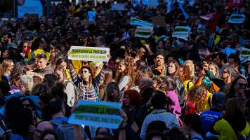 Milers de docents es manifesten a Barcelona