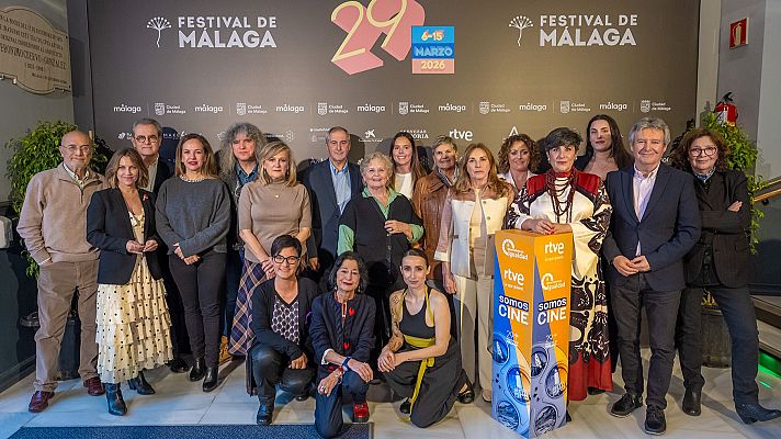 Foto de familia previa a la mesa redonda del Observatorio 'Gracias Pioneras'