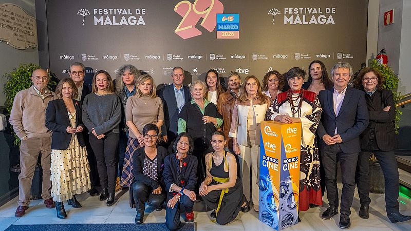 Foto de familia previa a la mesa redonda del Observatorio 'Gracias Pioneras'