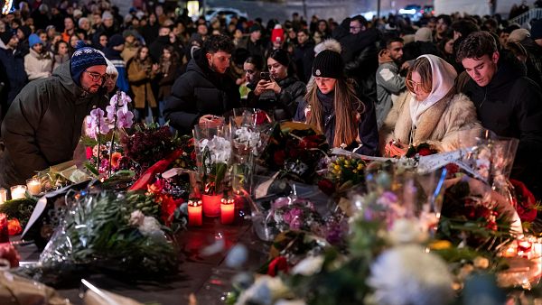 Centenares de personas depositan flores en recuerdo de las v�ctimas en Crans-Montana