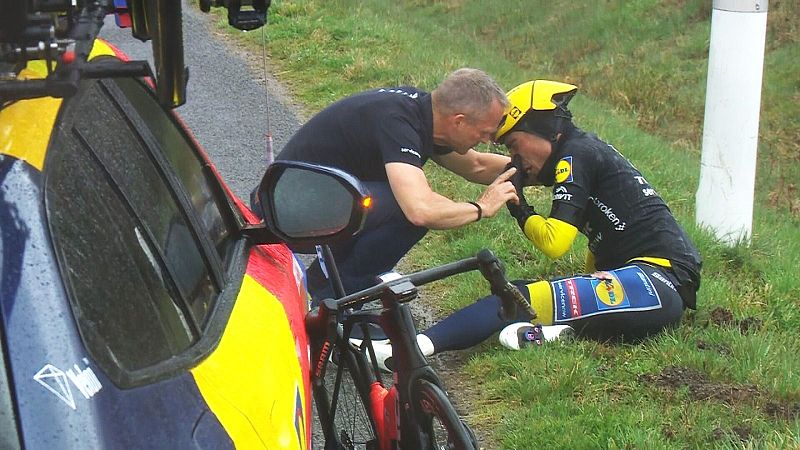 Vingegaard vence la etapa en Uchon; Juan Ayuso abandona en un día negro para el ciclismo español por las cáidas