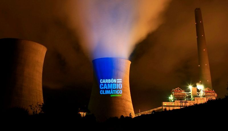 Greenpeace lanza a la calle un mensaje: "Carbón = cambio climático"