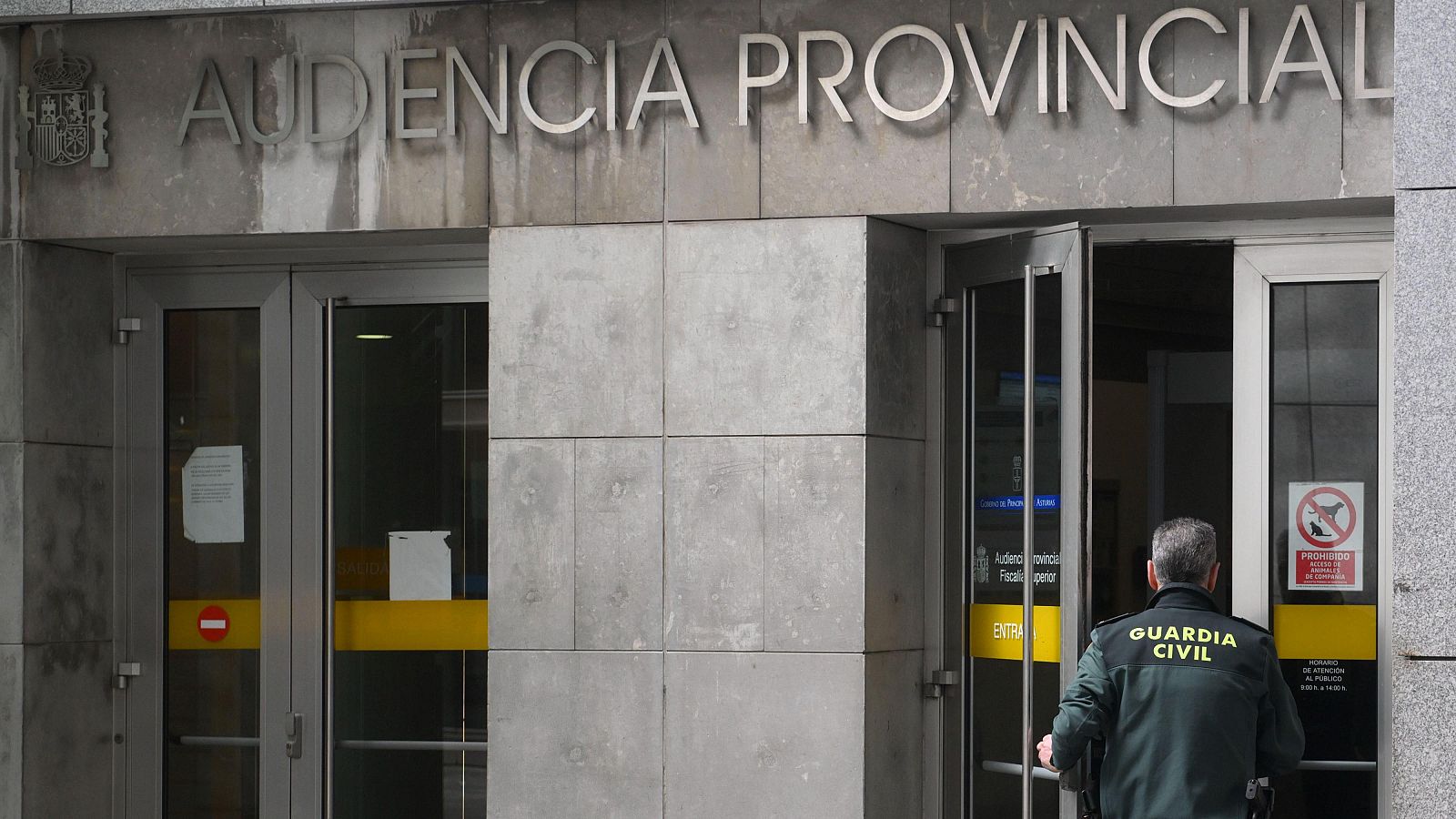 Comienza el juicio a la pareja que encerró a sus hijos en Oviedo - Telediario 1 | Ver