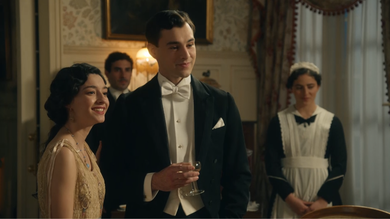 La Promesa: Curro y Ángela anuncian públicamente su boda - La promesa | Ver