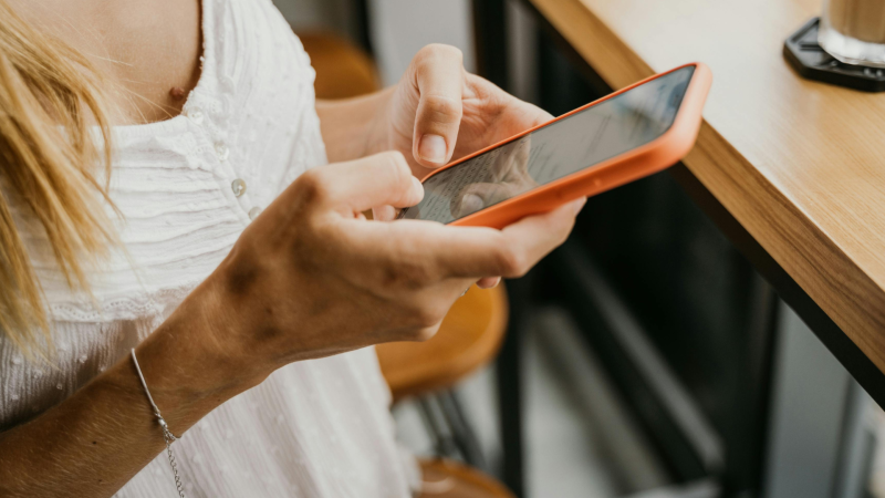 Del 'scroll' al 'clickbait': el vocabulario digital de las nuevas generaciones