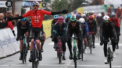 El franc�s Dorian Godon (Ineos) gana en Par�s-Niza una etapa recortada a 47 kil�metros por el mal tiempo