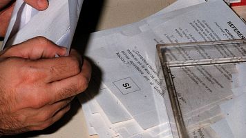 Un hombre hace el recuento el d�a del refer�ndum de 1986, con una papeleta de fondo a favor del 's�'