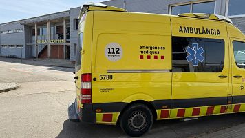 Una ambul�ncia davant de l?escola l'Entorn de Porqueres, on ha tingut lloc l'explosi� amb tres alumnes ferits durant un experiment