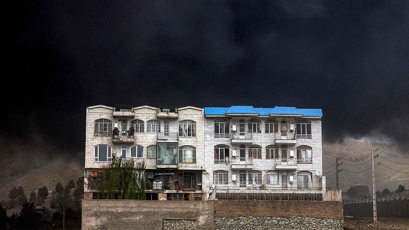 La nube t�xica por un bombardeo sobre una refiner�a tizna de negro el cielo de Teher�n