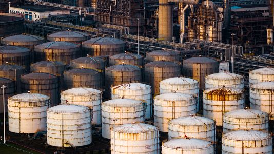 La Agencia Internacional de Energ�a acuerda la mayor liberaci�n de petr�leo de la historia, 400 millones de barriles