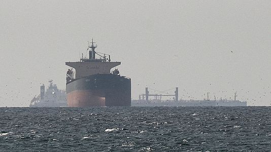 Los petroleros navegan en el Golfo, cerca del Estrecho de Ormuz