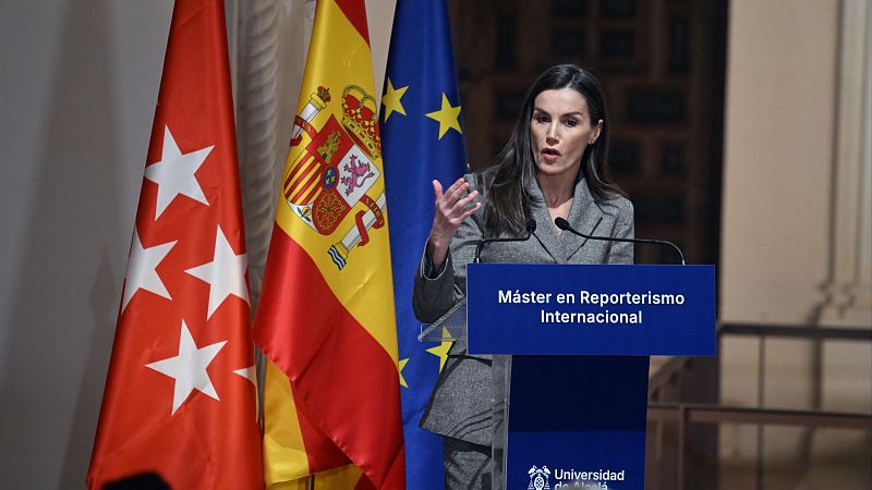 La reina Letizia defiende el reporterismo "valiente y honesto" que no hace "periodismo de tierra quemada"