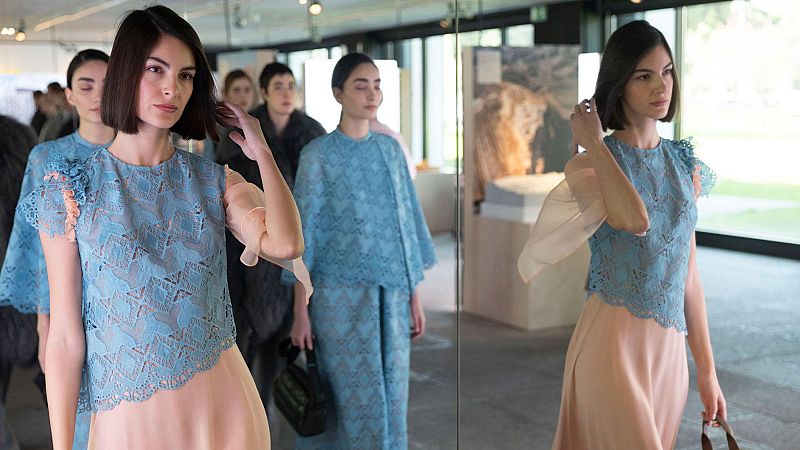 El minimalismo de Devota&Lomba se instala en la Casa de la Arquitectura: "Cada vestido es una construcción"