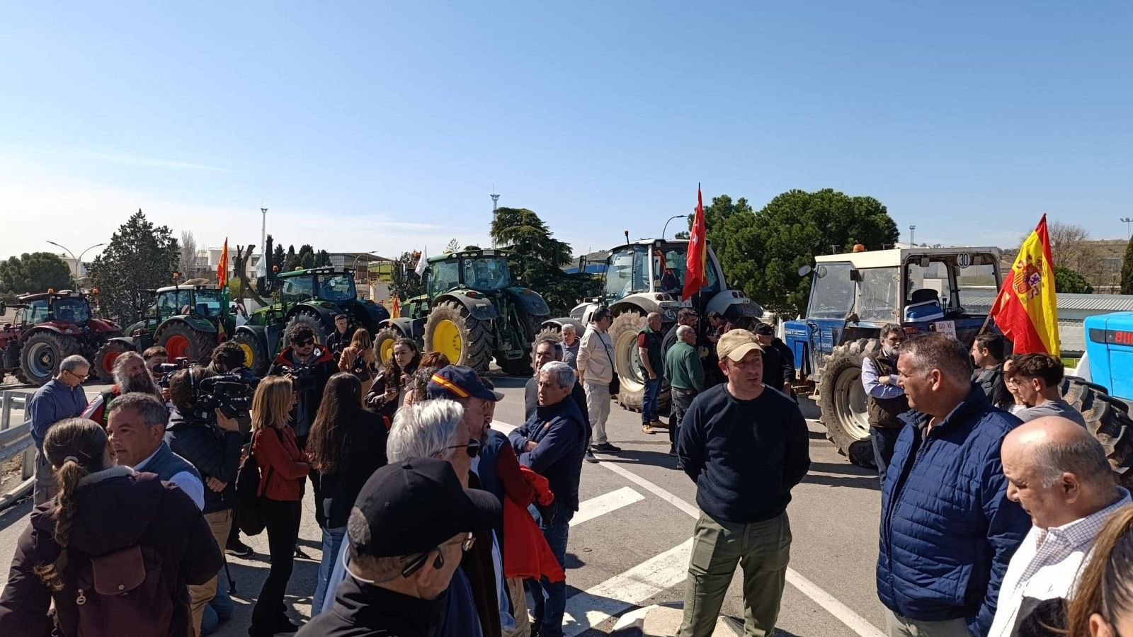 Agricultores protestan en la Comunidad de Madrid contra la subida del gasóleo profesional y piden medidas al Gobierno - Telediario 1 | Ver