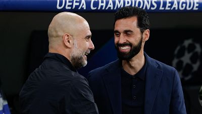 Pep Guardiola y �lvaro Arbeloa se saludan antes del inicio del Real Madrid - Manchester City de Champions League.