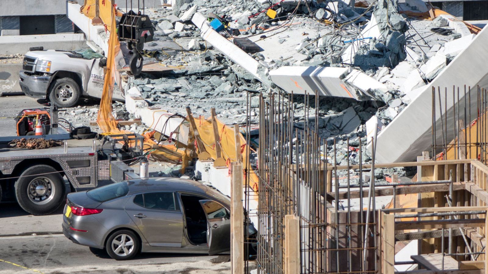 Cuatro muertos al derrumbarse un puente recién construido sobre una autopista en Miami