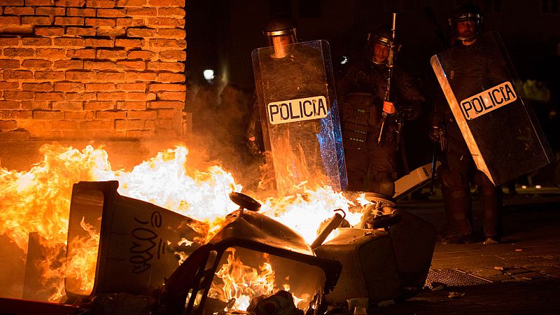 Seis detenidos y una veintena de heridos en Lavapiés por la muerte de un vendedor ambulante durante una redada