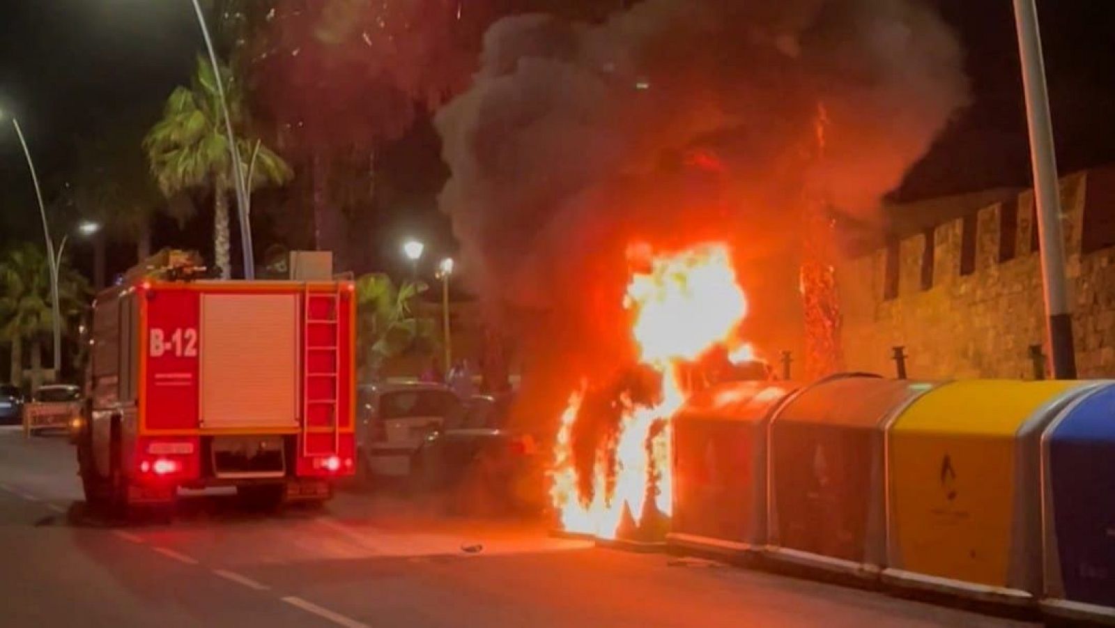 Contenedores incendiados en la carretera de la Alcazaba | Ver