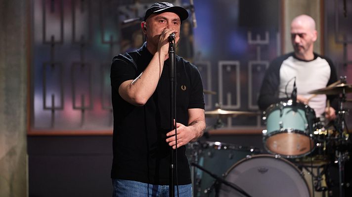 Javi Ferrara, vocalista y "frontman" de Parquesvr, durante su actuaci�n en La Revuelta 13/02/26