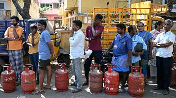 Usuarios de gas hacen cola en la provincia de Tamil Nadu, India, tras la interrupci�n del suministro por el cierre de Ormuz
