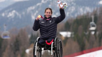 La esquiadora paral�mpica Audrey Pascual sonr�e sentada en su silla de esqu� mientras muestra una de sus medallas ganadas en Milano Cortina 2026