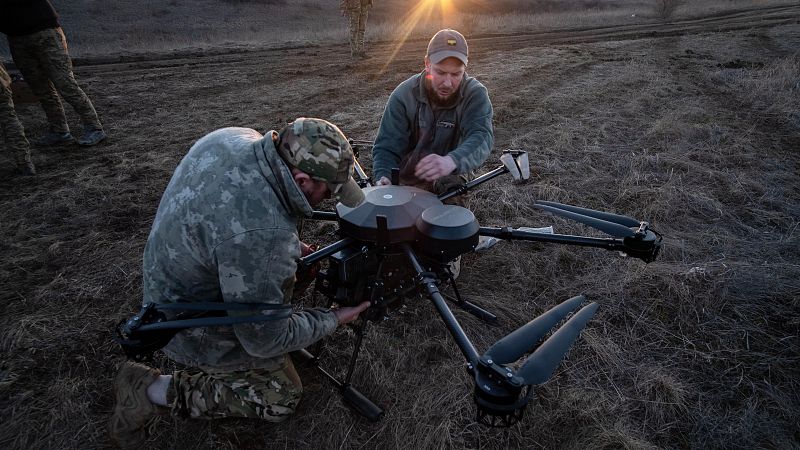Ej�rcito ucraniano con un dron
