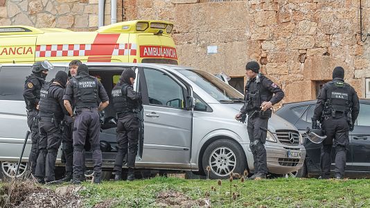 Agentes de la Guardia Civil junto a la vivienda de la peque�a localidad burgalesa de Villoruebo