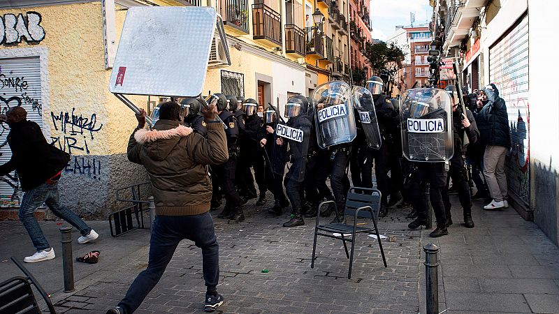 Vuelven los altercados a Lavapiés durante la concentración por el senegalés fallecido