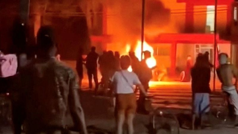 Un grupo de manifestantes ataca una sede del Partido Comunista de Cuba en una protesta por los cortes eléctricos