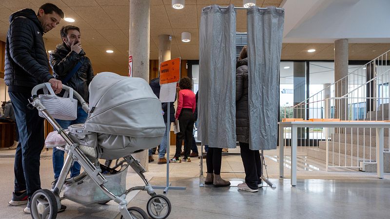 La jornada de las elecciones en Castilla y León, en imágenes