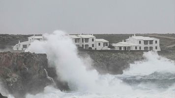 El temporal de viento deja cuatro heridos en Catalu�a y decenas de incidencias con olas de 13 metros en Baleares