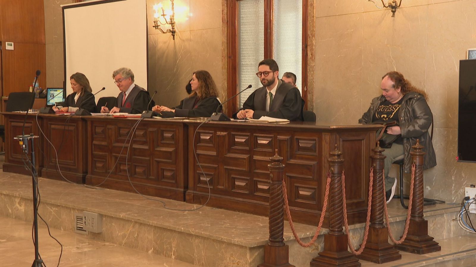 La majoria de policies declaren que la nounada "es movia"