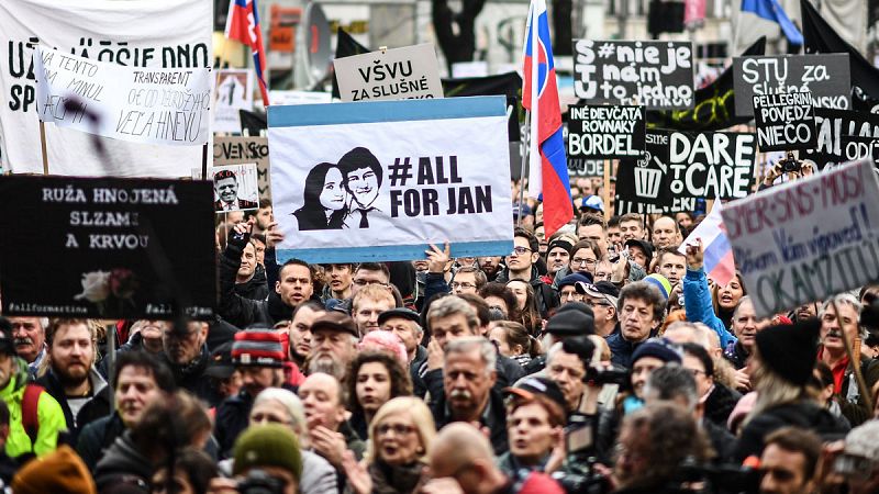 Decenas de miles de eslovacos piden elecciones anticipadas tras el asesinato de un periodista