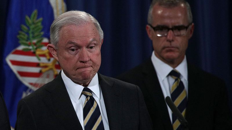 El fiscal general de EE.UU. despide al subdirector del FBI a 26 horas de su retiro