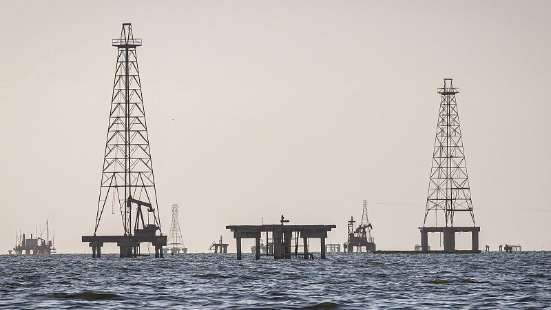 El IBEX 35 cierra con ganancias cercanas al 1% y el petróleo por encima de los 100 dólares