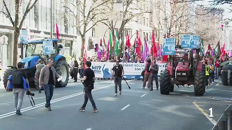 Movilizaciones y destrozos en Euskadi durante la huelga general por un SMI vasco de 1.500 euros