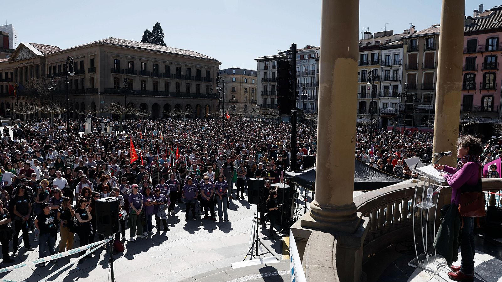 Miles de personas secundan la huelga en Navarra por el SMI - Telenavarra | Ver