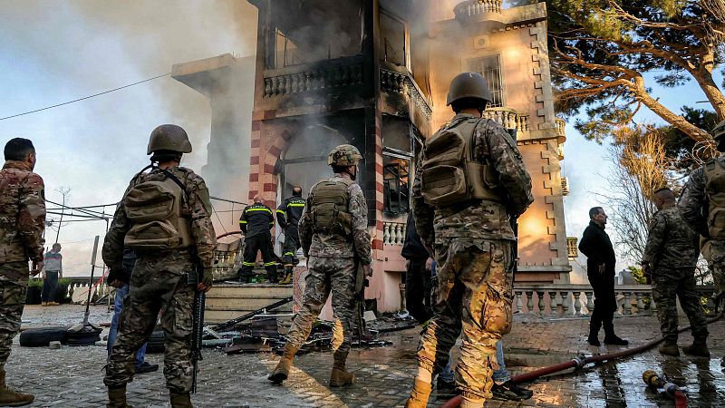 Soldados israel�es acuden una zona bombardeada del sur del L�bano