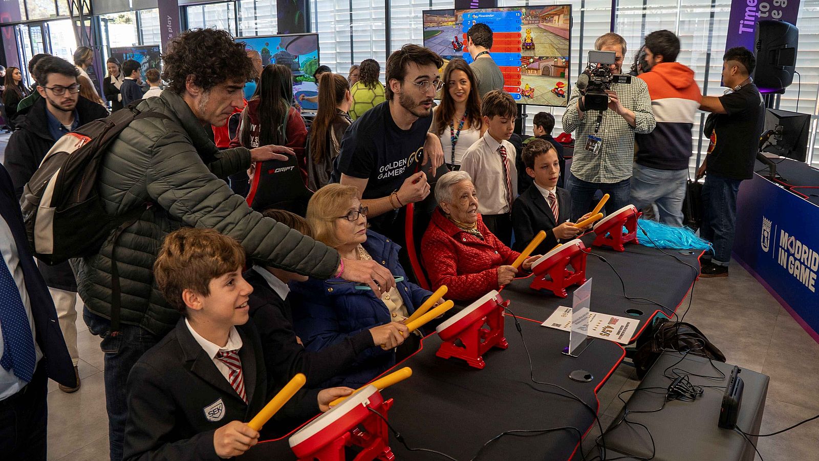Los videojuegos como vínculo intergeneracional - Informativo 24h | Ver